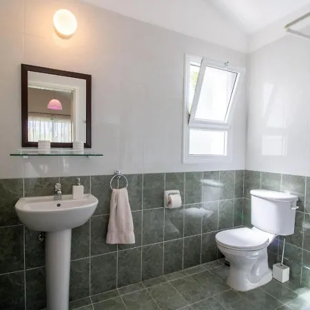 Fortuna - Elegant 3br Retreat Near Coral Bay *