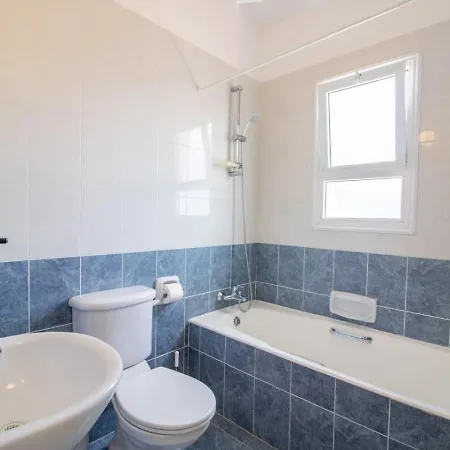 度假居 Fortuna - Elegant 3br Retreat Near Coral Bay *