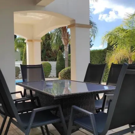Vakantiehuis Fortuna - Elegant 3br Retreat Near Coral Bay Peyia