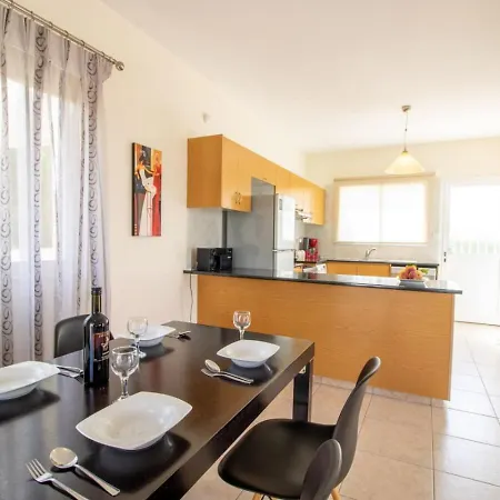 Fortuna - Elegant 3br Retreat Near Coral Bay Vakantiehuis *