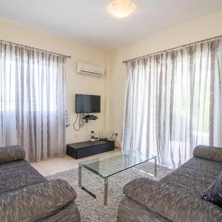 Vakantiehuis Fortuna - Elegant 3br Retreat Near Coral Bay Peyia