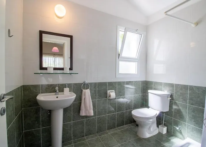 Fortuna - Elegant 3br Retreat Near Coral Bay *